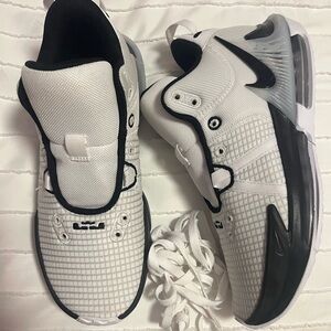 LeBron Witness 7’s